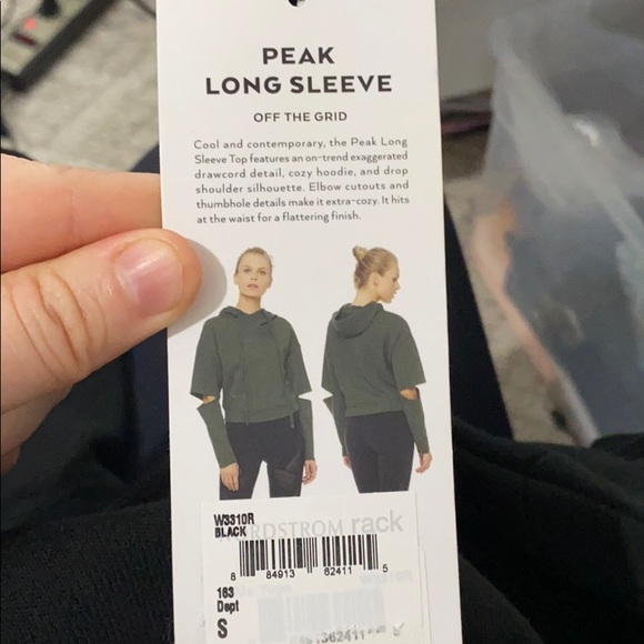 Alo Peak Cutout Sleeve Pullover Crop Hoodie Black - Picture 9 of 10